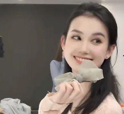 网红离婚吃瓜,吃瓜群众热议背后的真相